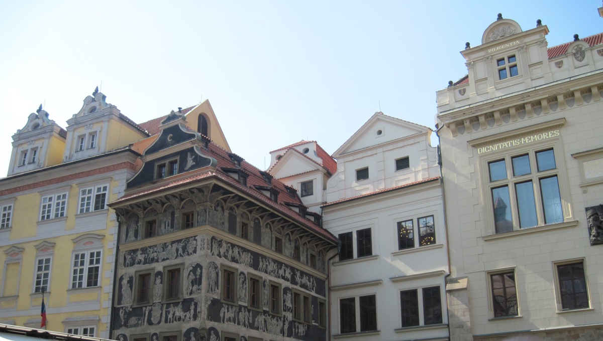 7-Praga-Altri palazzi e al centro la casa di Kafka Franz  un edificio tardogotico con affreschi rinascimentali